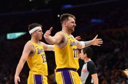 用户界面-洛杉矶湖人训练开放日，窗口期回应争议引欢呼，NBA常规赛在即，球探报告显示潜力的简单介绍-用户界面